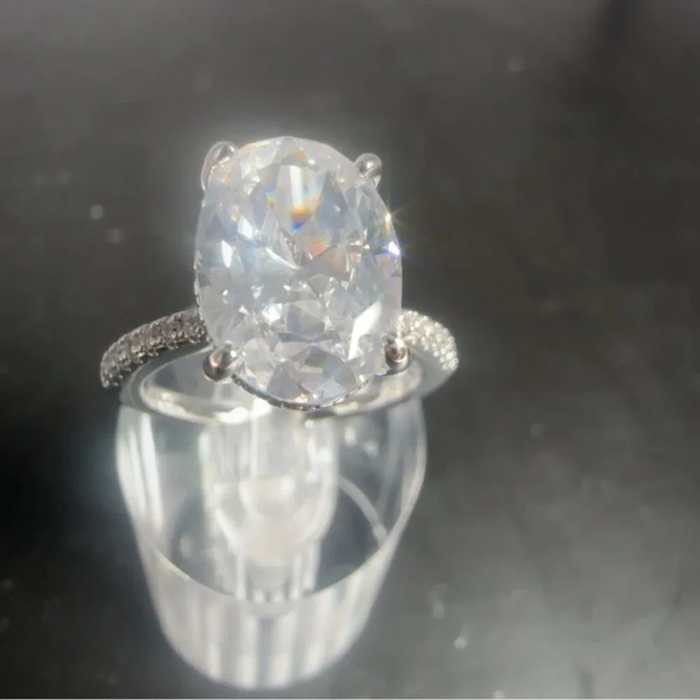 Fashion Jewelry Silver Sparkling Ring Size 8